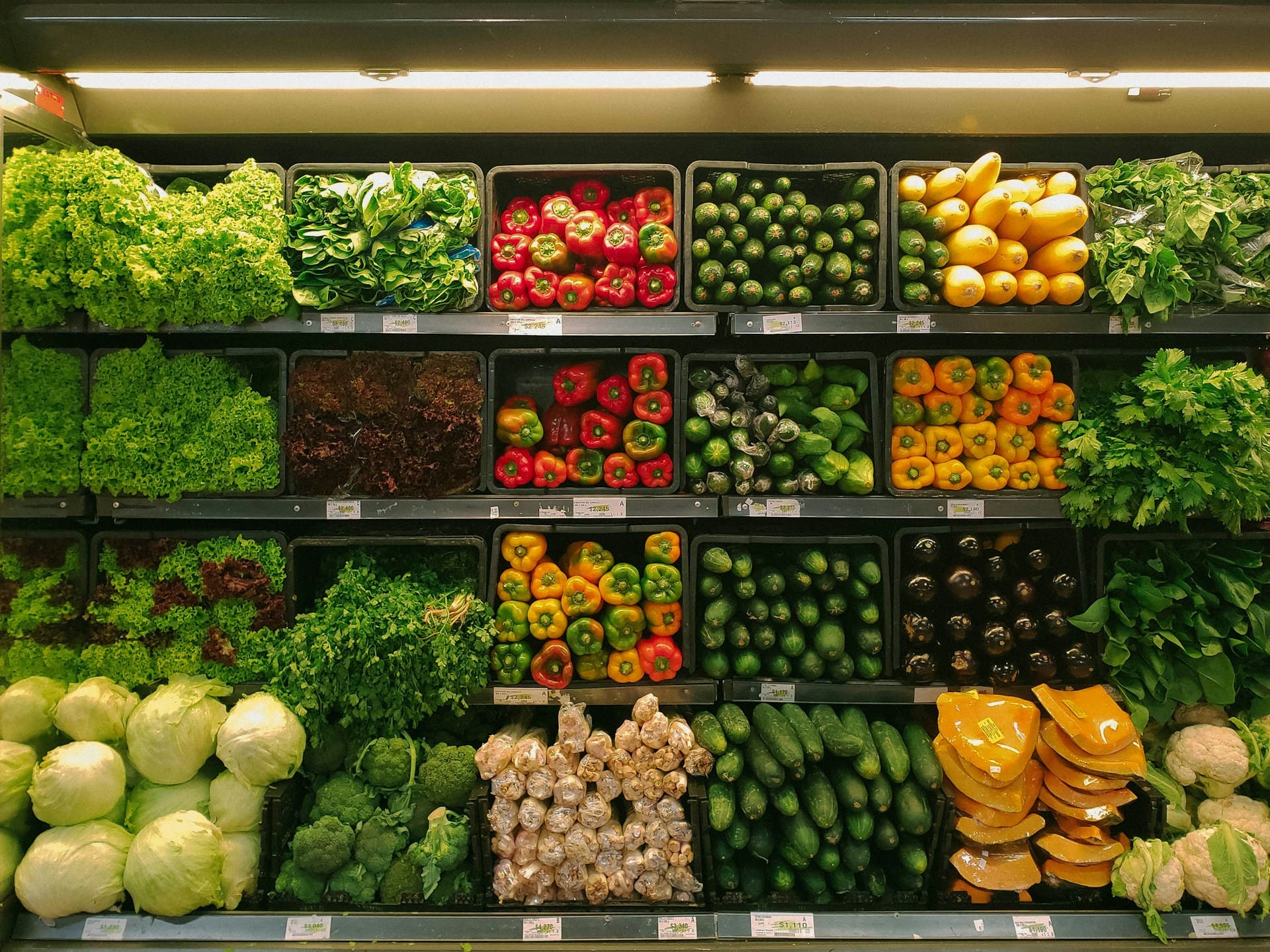Verse groenten in een Belgische supermarkt, belangrijk bij het kiezen van de goedkoopste supermarkt in België.