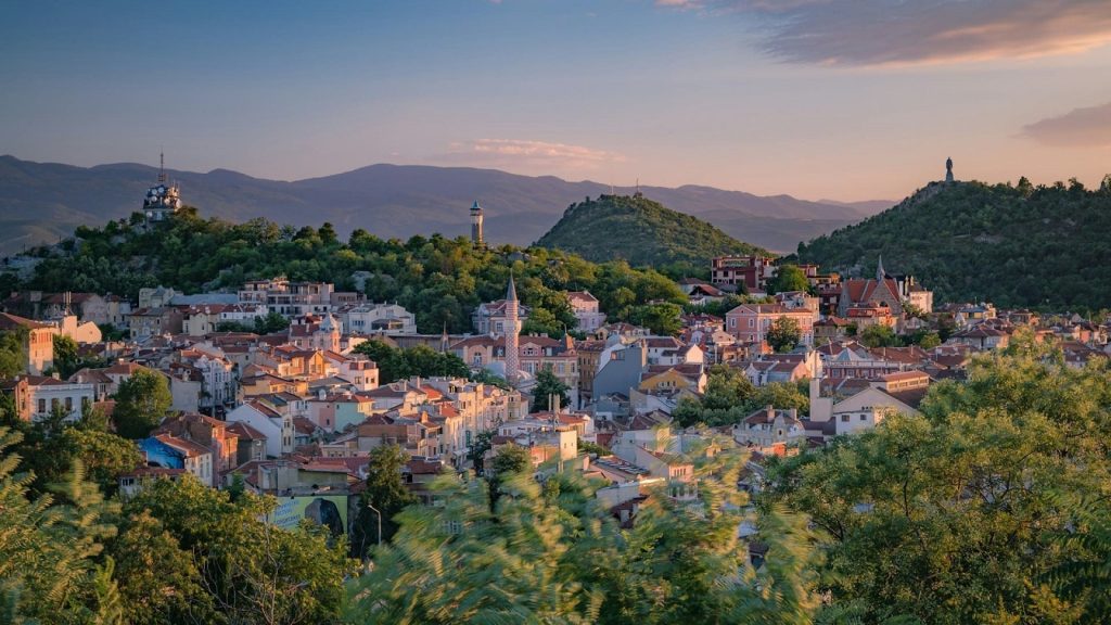 Historische stad Plovdiv in Bulgarije bij zonsondergang, gelegen in het goedkoopste vakantieland Europa