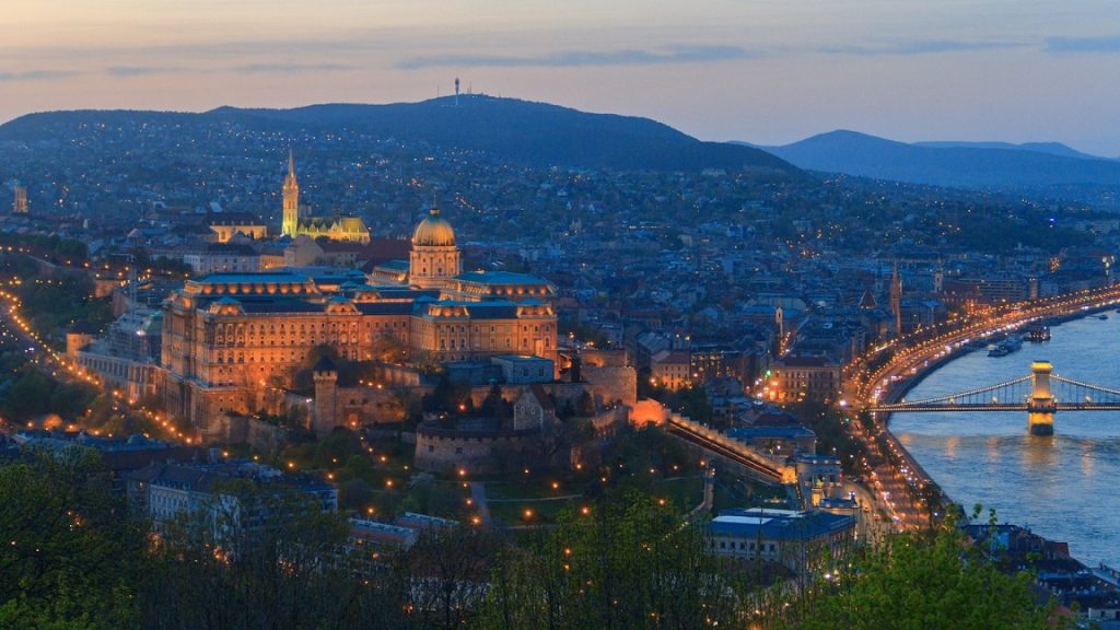 oedapest bij avondlicht met uitzicht op het Buda-kasteel in het goedkoopste vakantieland Europa