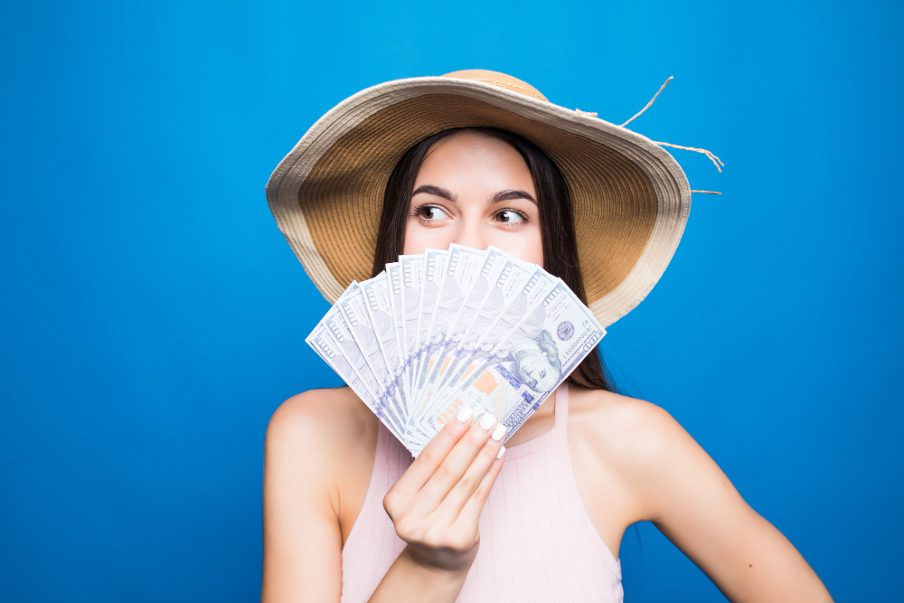 vrouw die geld vasthoud