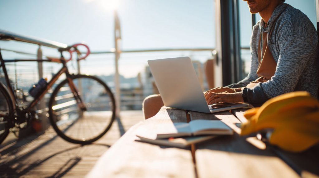 Zelfstandig werken in de buitenlucht met laptop, notitieboek en eigen planning tijdens de werkdag.